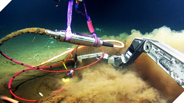 Một công đoạn sửa chữa cáp quang dưới biển.