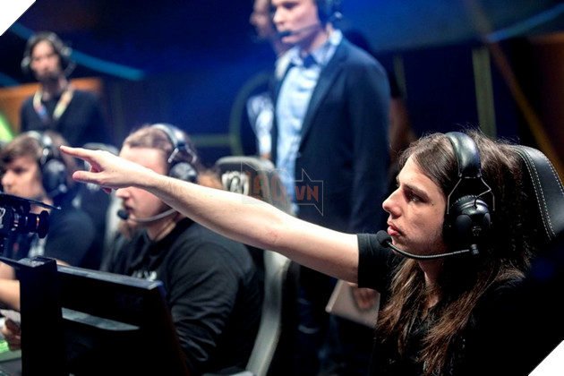 Tuyển thủ Nga Likkrit giải nghệ LMHT sau khi bị cấm thi đấu do lộng ngôn tới Riot Games