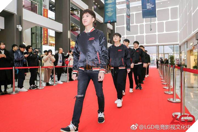 
Các tuyển thủ bước trên thảm đỏ
