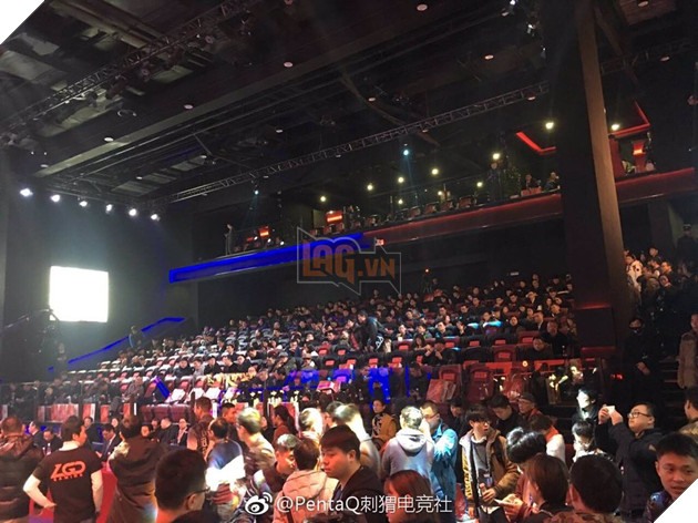 Một góc nhìn về phía khán đài