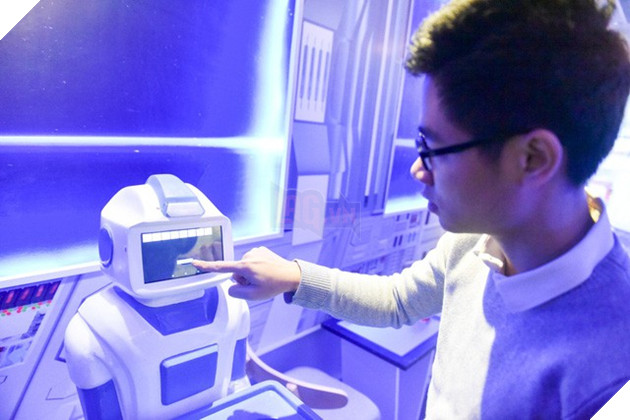 Độc đáo quán café đầu tiên ở Việt Nam sử dụng robot làm nhân viên phục vụ