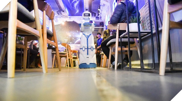 Độc đáo quán café đầu tiên ở Việt Nam sử dụng robot làm nhân viên phục vụ
