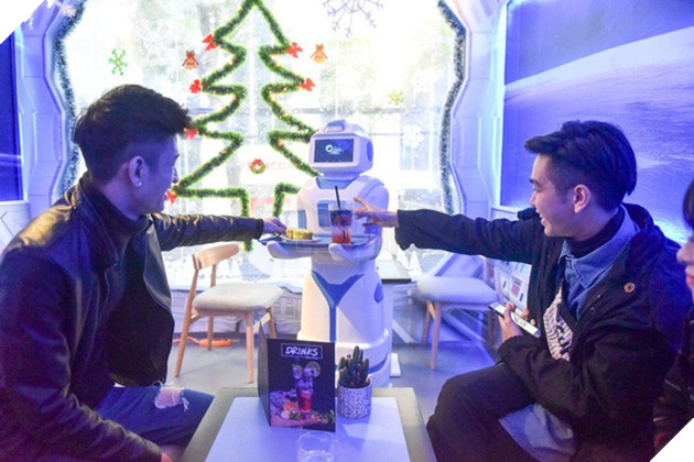 Độc đáo quán café đầu tiên ở Việt Nam sử dụng robot làm nhân viên phục vụ