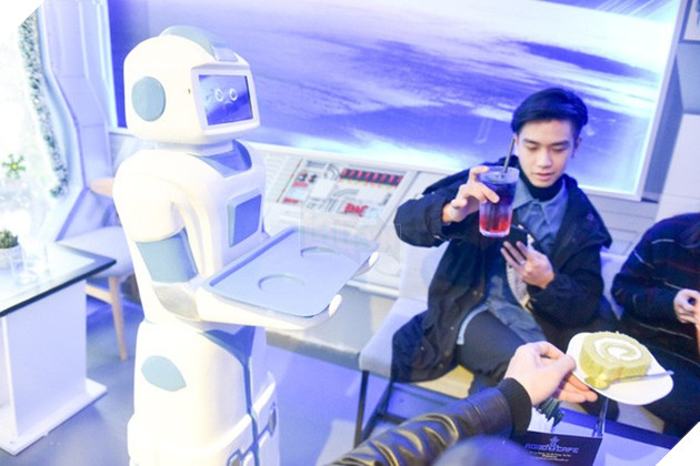 Độc đáo quán café đầu tiên ở Việt Nam sử dụng robot làm nhân viên phục vụ