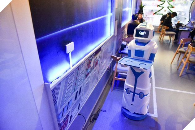 Độc đáo quán café đầu tiên ở Việt Nam sử dụng robot làm nhân viên phục vụ