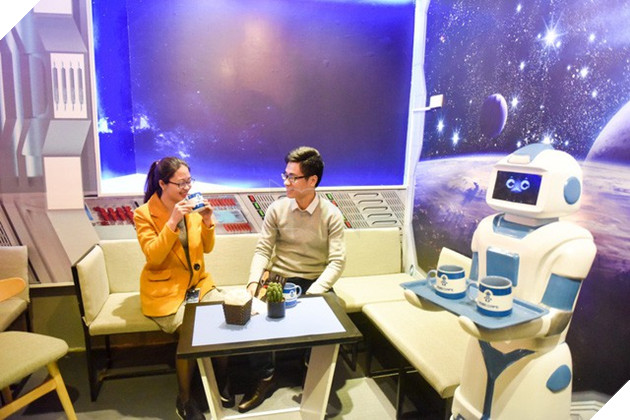 Độc đáo quán café đầu tiên ở Việt Nam sử dụng robot làm nhân viên phục vụ