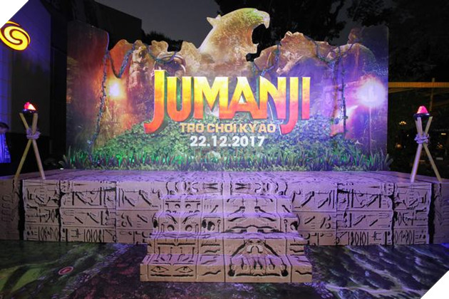 Khu vực sân khấu chính thể hiện phong cách bộ phim Jumanji