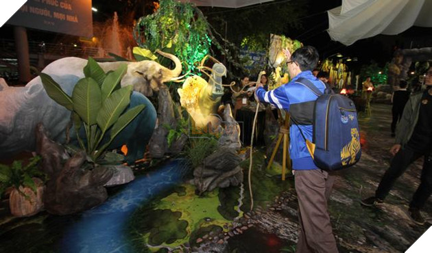 Khán giả tham gia chơi bắt thú dữ bằng dây thòng lọng