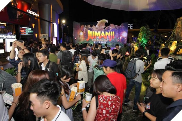 Rất đông người đến tham gia buổi họp báo