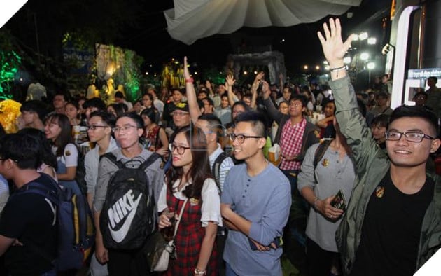 Khán giả tham gia trả lời câu hỏi của MC để nhận quà từ chương trình