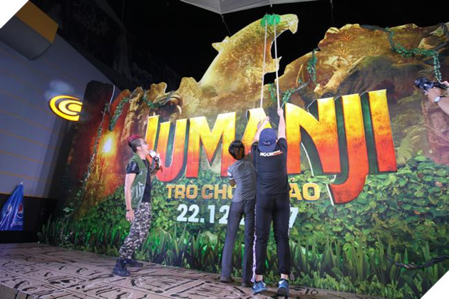 Hai khán giả may mắn cố gắng thi đấu giành lấy chiếc đồng hồ đeo tay độc quyền