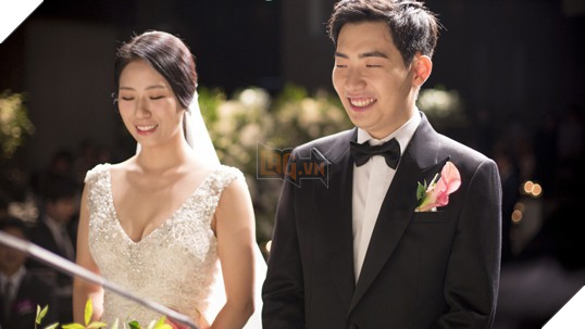 
Cựu HLV của ROX Tigers thì đã yên bề gia thất
