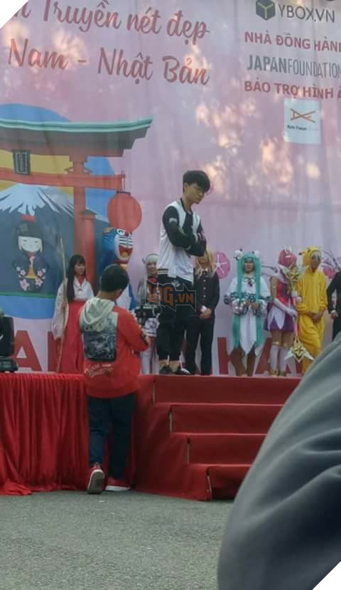 Cosplay Faker giống như hai giọt nước, anh chàng Việt Nam lên cả báo quốc tế, nổi tiếng toàn thế giới