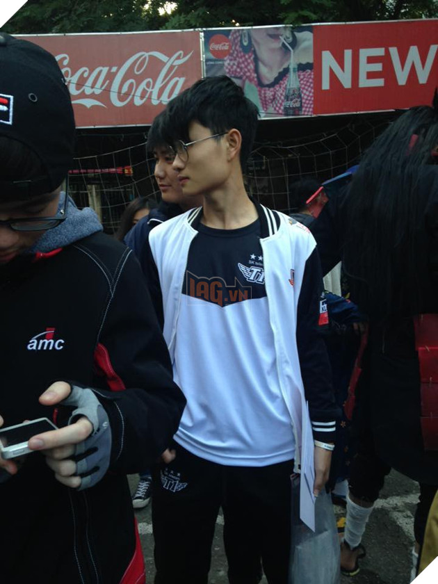 Cosplay Faker giống như hai giọt nước, anh chàng Việt Nam lên cả báo quốc tế, nổi tiếng toàn thế giới