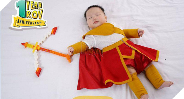 Vì cha mẹ quá đam mê Liên Quân Mobile, cậu bé này được cosplay tướng cực dễ thương
