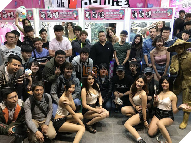Đài Loan: Cho người mẫu bikini ngồi trong máy gắp thú bông để thu hút người chơi - Ảnh 5.