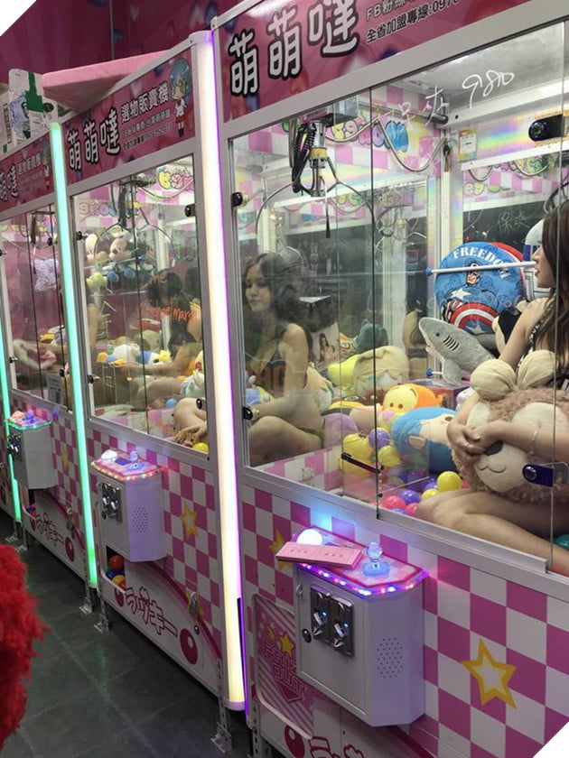 Đài Loan: Cho người mẫu bikini ngồi trong máy gắp thú bông để thu hút người chơi - Ảnh 7.