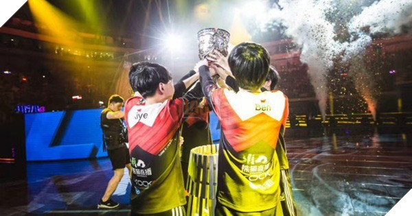 Nhìn lại những khoảnh khắc ấn tượng nhất LMHT trong năm qua: Faker khóc, GIGABYTE Marines đến MSI 2017 và CKTG