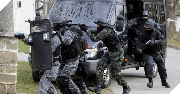 Thua một ván đấu trong COD WWII, hai thanh niên gây ra cái chết cho người không liên quan 2