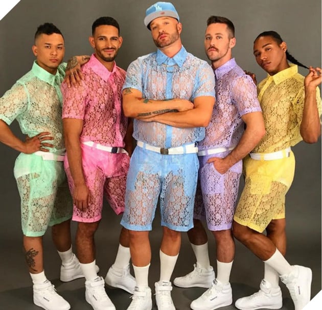 Cùng nhìn lại những món đồ thời trang khó đỡ nhất năm 2017 - Ảnh 7.