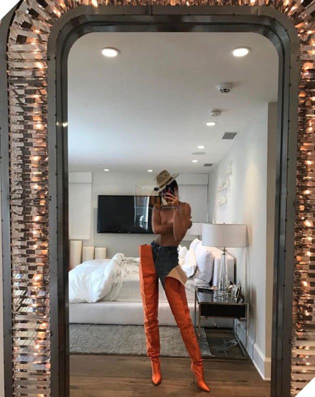 Cùng nhìn lại những món đồ thời trang khó đỡ nhất năm 2017 - Ảnh 21.