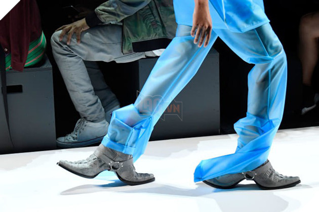 Cùng nhìn lại những món đồ thời trang khó đỡ nhất năm 2017 - Ảnh 22.