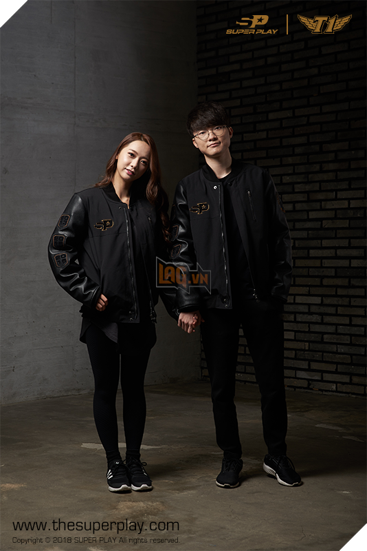 LMHT: Faker bất ngờ nắm tay "gái lạ", hóa ra là nữ MC LMHT nổi tiếng