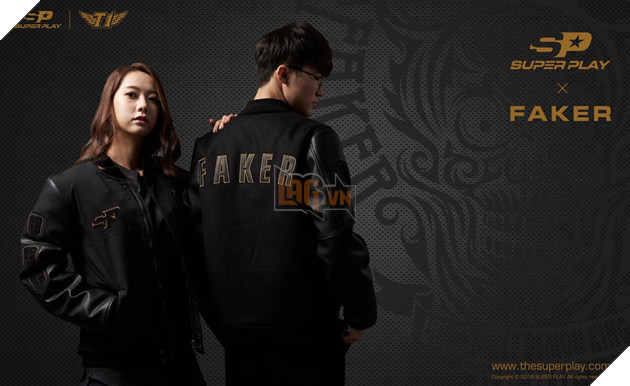 LMHT: Faker bất ngờ nắm tay "gái lạ", hóa ra là nữ MC LMHT nổi tiếng