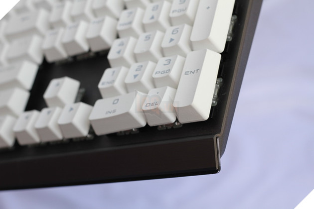 Trên tay set keycap PBT Double-Shot trắng tinh khôi đến từ Corsair: Cực hợp với K95 RGB Gunmetal 11