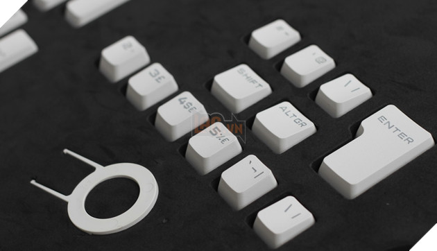 Trên tay set keycap PBT Double-Shot trắng tinh khôi đến từ Corsair: Cực hợp với K95 RGB Gunmetal 5