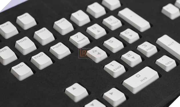Trên tay set keycap PBT Double-Shot trắng tinh khôi đến từ Corsair: Cực hợp với K95 RGB Gunmetal 9