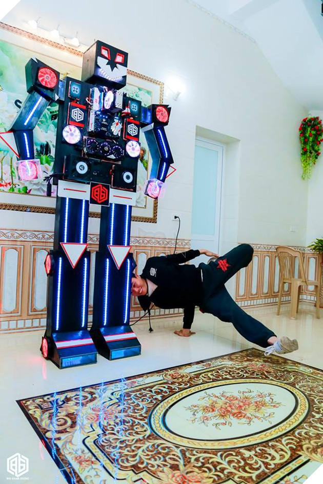 Choáng với bộ máy tính robot cực khủng mới xuất hiện tại Việt Nam