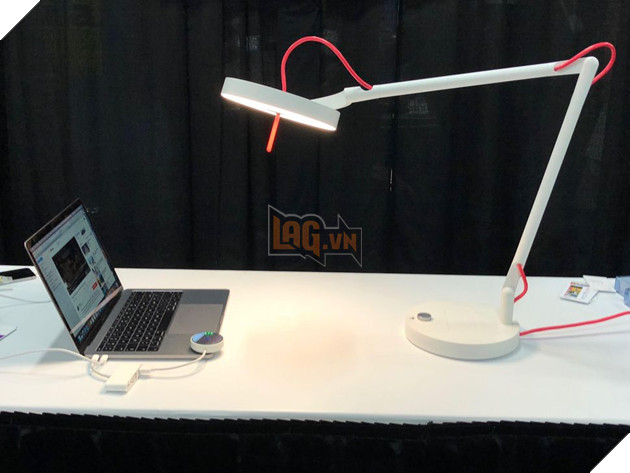  CES 2018 Đây là chiếc đèn có thể cung cấp kết nối internet cho bạn qua ánh sáng