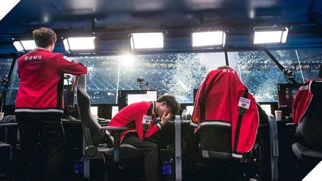 Cựu HLV trưởng SKT T1 lần đầu tiết lộ nguyên nhân khiến Bang sa sút phong độ, Faker nức nở nước mắt ở CKTG mùa 7