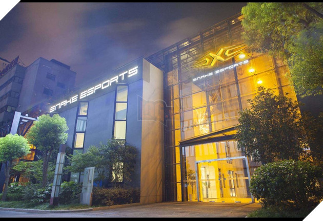 Choáng ngợp hoàn toàn trước sự hoành tráng của Gaming House Snake eSports, thế mới thấy tại sao LMHT Trung Quốc phát triển như vậy