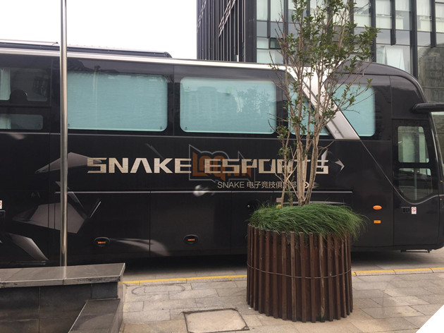 Choáng ngợp hoàn toàn trước sự hoành tráng của Gaming House Snake eSports, thế mới thấy tại sao LMHT Trung Quốc phát triển như vậy