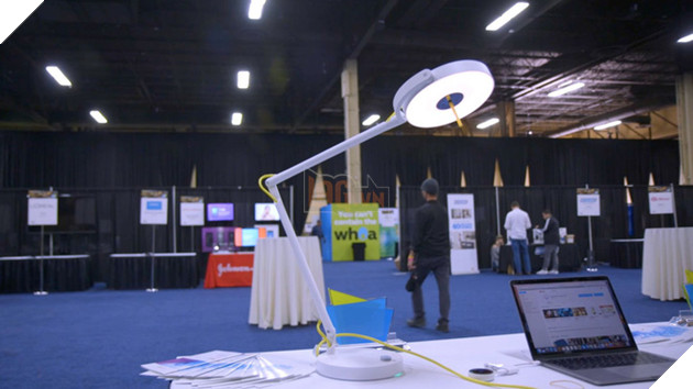  CES 2018 Đây là chiếc đèn có thể cung cấp kết nối internet cho bạn qua ánh sáng 2