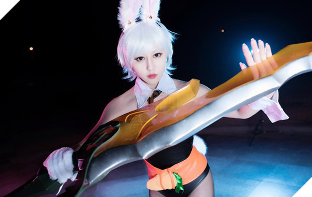 Nóng mắt với cosplay Riven Thỏ Ngọc cực gợi cảm trong Liên Minh Huyền Thoại