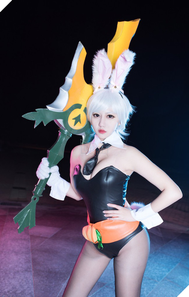 Nóng mắt với cosplay Riven Thỏ Ngọc cực gợi cảm trong Liên Minh Huyền Thoại
