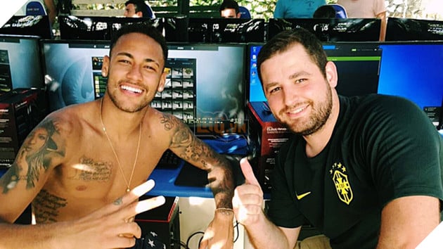 Neymar thậm chí từng ghé thăm gaming house của team CS:GO SK Gaming