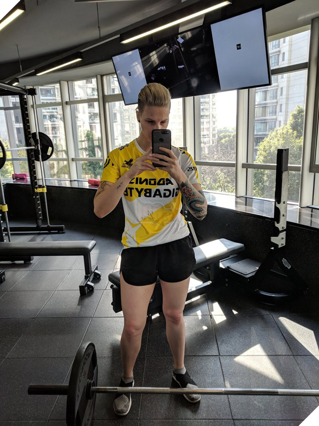 Nữ BLV nổi tiếng Trung Quốc bất ngờ khoe ảnh tập gym mặc áo Gigabyte Marines