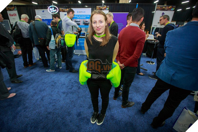 Giờ có cả túi khí dành cho... người đi bộ: Chỉ 0,2 giây bơm đầy, không lo ngã dập mông đau điếng - Ảnh 2.