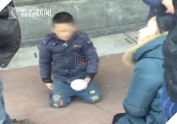 
Cậu bé 6 tuổi bị bố phạt quỳ giữa đường vì nạp tiền vào chơi game di động
