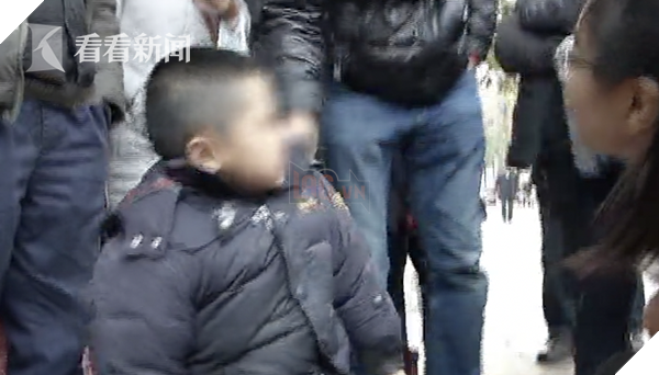 
Nhiều người qua đường đã tới hỏi thăm
