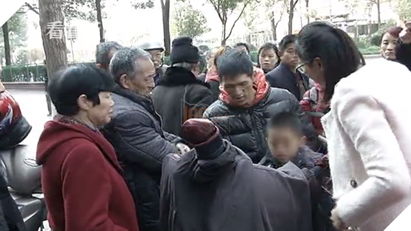 
Một lúc sau, người bố xuất hiện và đưa cậu bé đi
