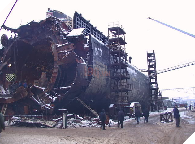 
Xác tàu Kursh được trục vớt sau vụ nổ kinh hoàng
