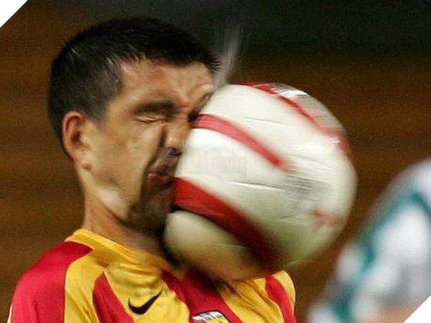 15 tai nạn bóng đá vừa thốn, vừa buồn cười ngay trên sân cỏ - Ảnh 1.