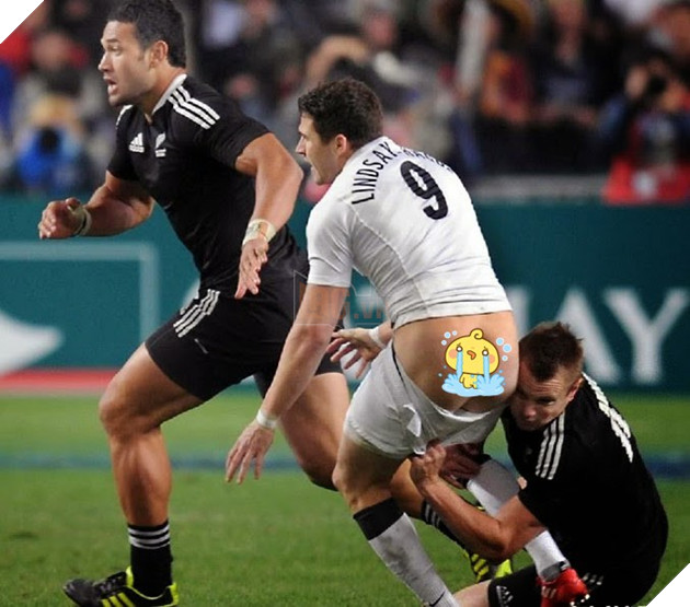 15 tai nạn bóng đá vừa thốn, vừa buồn cười ngay trên sân cỏ - Ảnh 3.