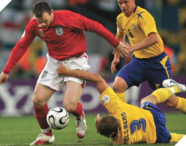 15 tai nạn bóng đá vừa thốn, vừa buồn cười ngay trên sân cỏ - Ảnh 5.