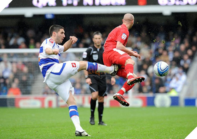 15 tai nạn bóng đá vừa thốn, vừa buồn cười ngay trên sân cỏ - Ảnh 9.